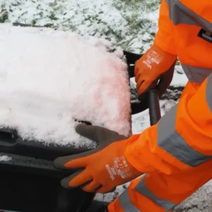 Wonder Grip WG-338 Thermo PLUS gloves worn on hands