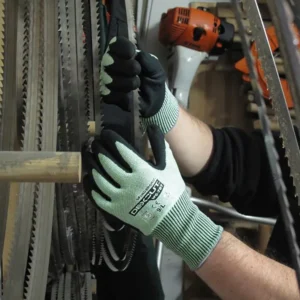 Wonder Grip WG-787 DEXCUT cut-resistant gloves in use