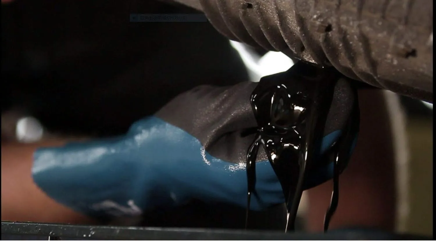 Wonder Grip WG-528L work gloves in use